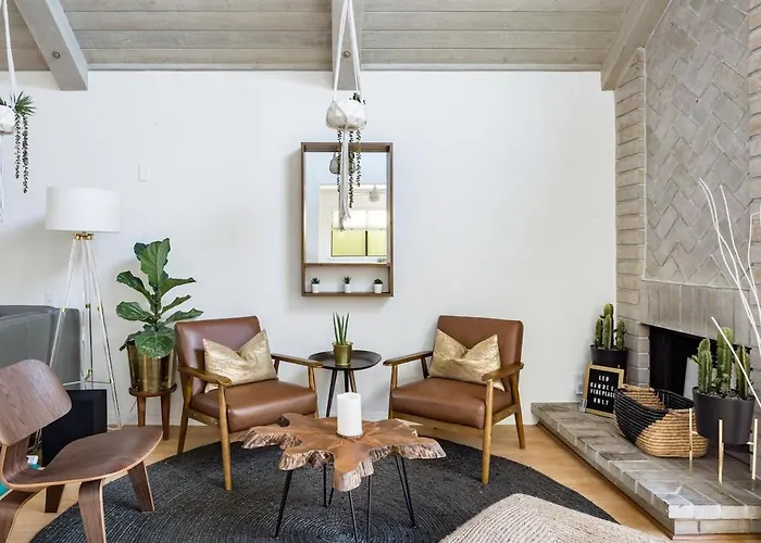 Silver Triangle Oasis With Verdant Backyard